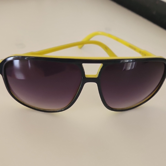 Stylish Black and Yellow Sunglasses - Picture 11 of 11